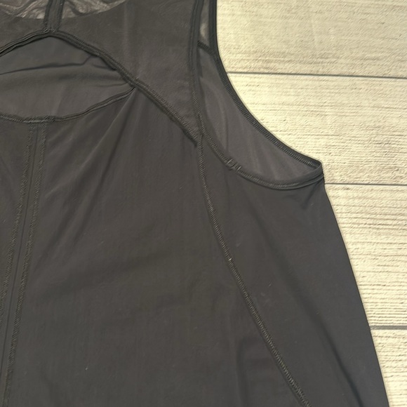 🍋Women’s Lululemon tank with mesh detail PTP approx 18.5” 🍋 - Picture 11 of 14